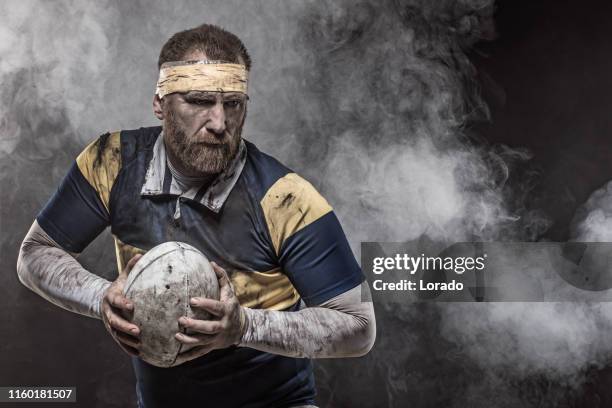 um jogador ensanguentada sujo do rugby - rugby - fotografias e filmes do acervo