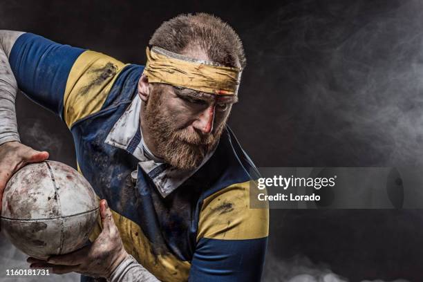 un joueur de rugby sale ment ensanglanté - rugby à treize photos et images de collection
