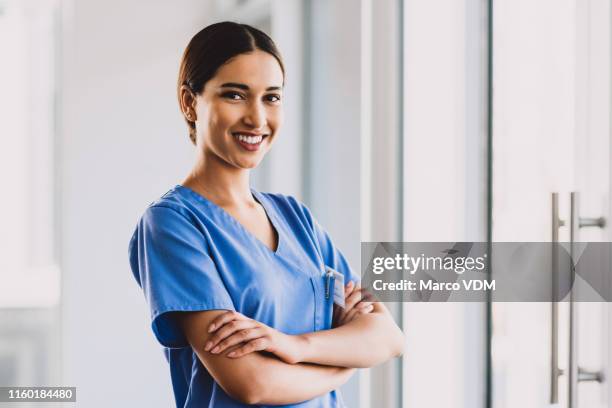 ik ben trots op mijn carrière keuze - female nurse stockfoto's en -beelden