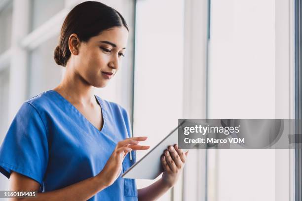 zo veel procedures te krijgen door middel van vandaag - doctors equipment stockfoto's en -beelden