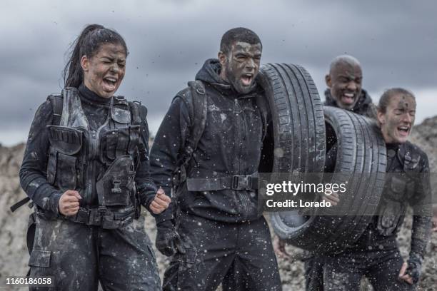 grupo militar de mud run - drill sergeant fotografías e imágenes de stock