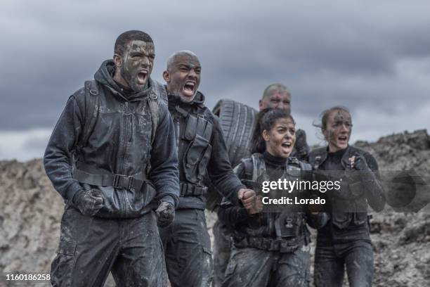 grupo militar do funcionamento da lama - sports team event - fotografias e filmes do acervo