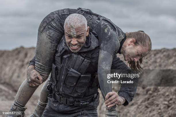 militaire modder run oefening - sergeant instructeur stockfoto's en -beelden