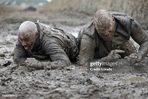 exercice militaire de course de boue - formation militaire photos et images de collection