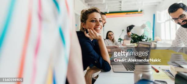 giovane donna sorridente in ufficio - cool attitude foto e immagini stock