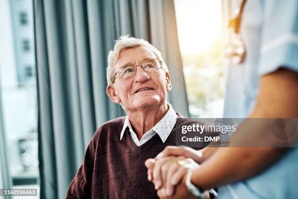 merci de m'avoir montré que tu t'en soucies. - aide patient médecin photos et images de collection