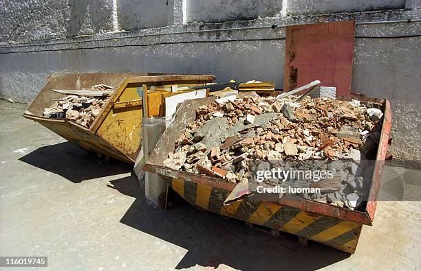 basura - restos de un accidente fotografías e imágenes de stock