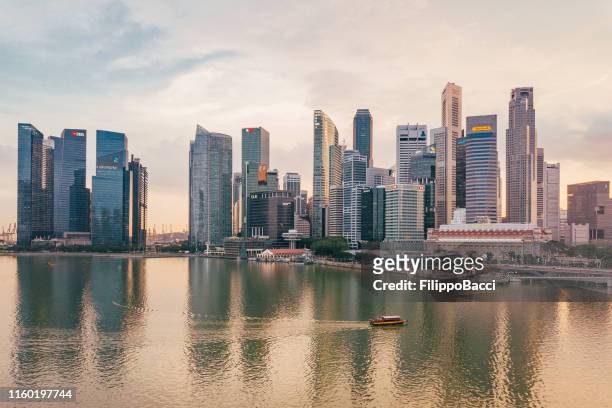singapore skyline vid solnedgången-flyg synpunkt - boat singapore bildbanksfoton och bilder