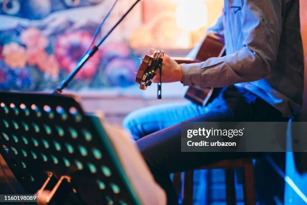 gitarrspelare på ett kafé - akustisk gitarr bildbanksfoton och bilder