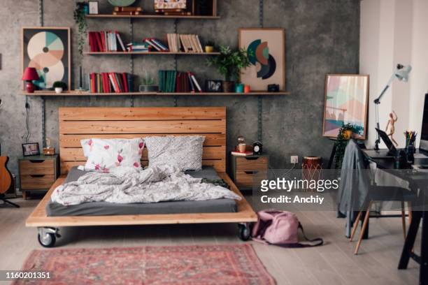 現代臥室內飾 - messy bedroom 個照片及圖片檔
