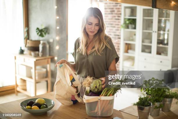 gesunder einkauf im lebensmittelgeschäft - frau kochen stock-fotos und bilder