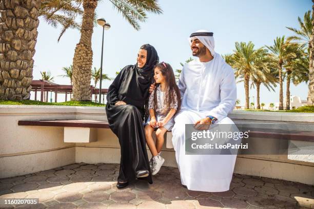 traditionell arabisk familj i dubai, uae - arab family outdoor bildbanksfoton och bilder