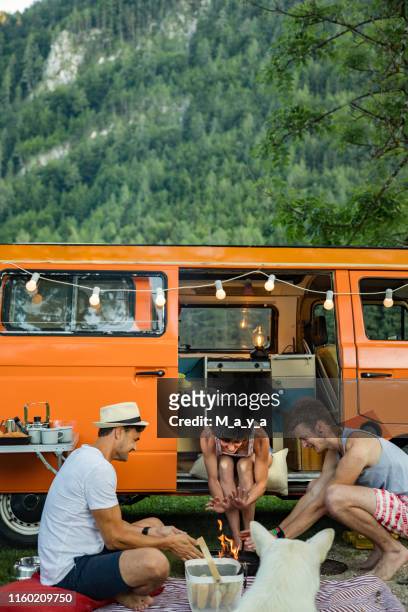 camping vrienden - minivan stockfoto's en -beelden