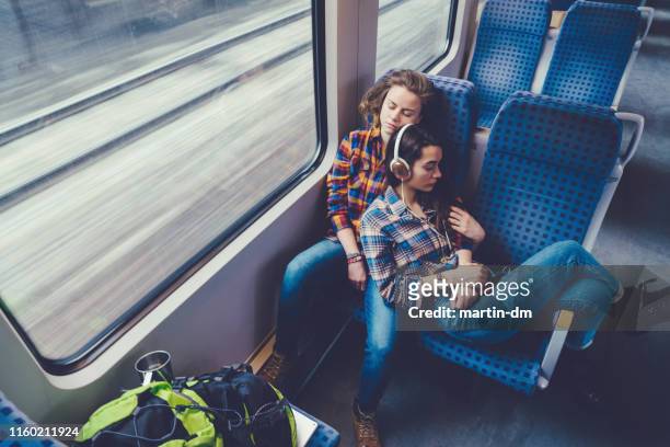 gay paar reizen - trein stockfoto's en -beelden