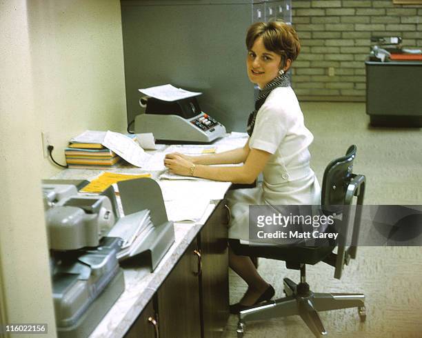 woman at office - archive the office stockfoto's en -beelden