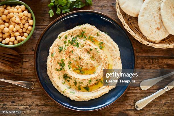 veganes essen, teller mit hummus bereit zu servieren. - pita stock-fotos und bilder