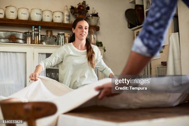 stel het instellen van de tafel voor de lunch. - table cloth stockfoto's en -beelden