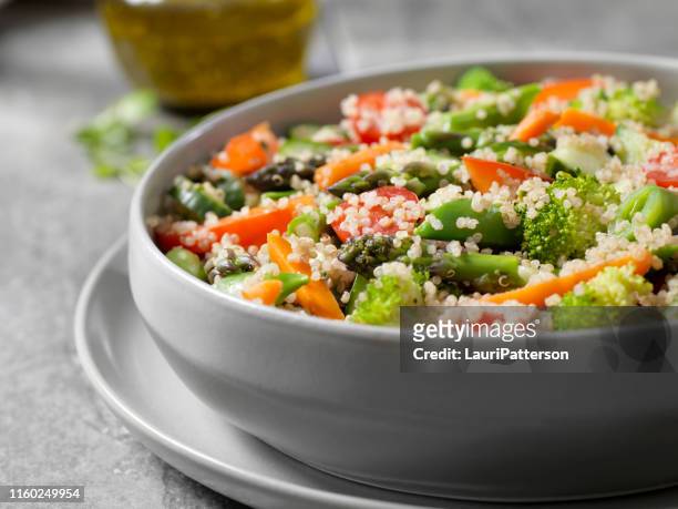 insalata di quinoa con un olio di erbe e condimento all'aceto - quinoa foto e immagini stock