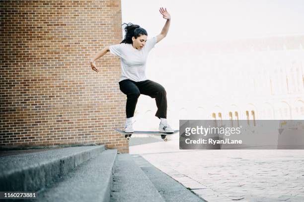 skateboarding junge erwachsene frau - mühelosigkeit stock-fotos und bilder
