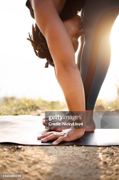 fitness-balance finden - zehenspitzen berühren stock-fotos und bilder