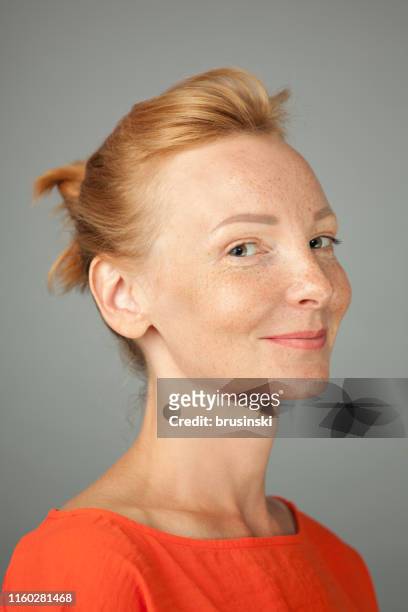 studio portret van vrouw blonde met sproeten op grijze achtergrond - formeel portret stockfoto's en -beelden