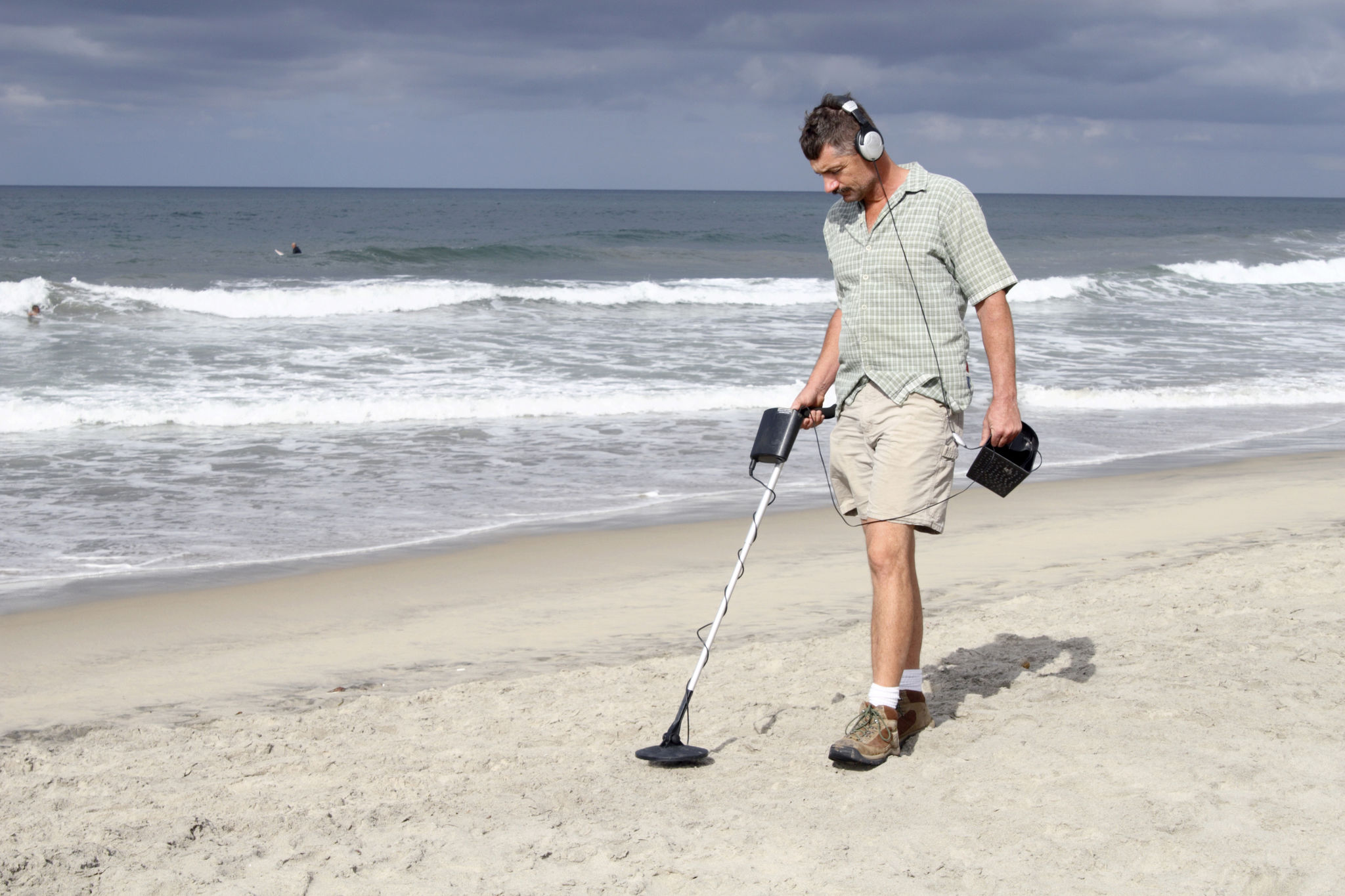 metal detecting beach