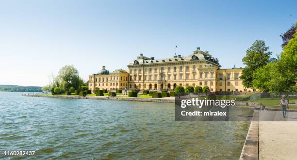 drottningholms slott på mälaren - drottningholm palace bildbanksfoton och bilder