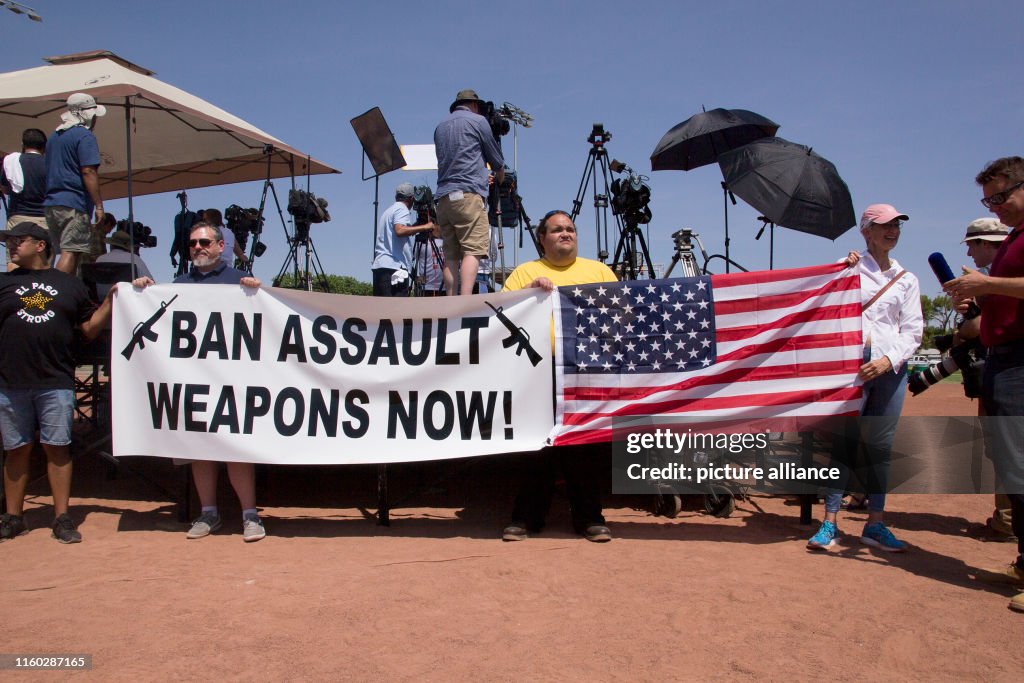 US President Trump visits crime scenes - protest
