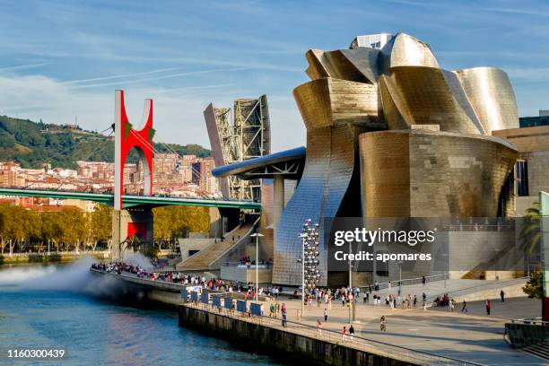 panoramablick auf die salve-brücke und das guggenheim-museum, entworfen von frank gehry, nervion, bilbao, spanien - bilbao stock-fotos und bilder