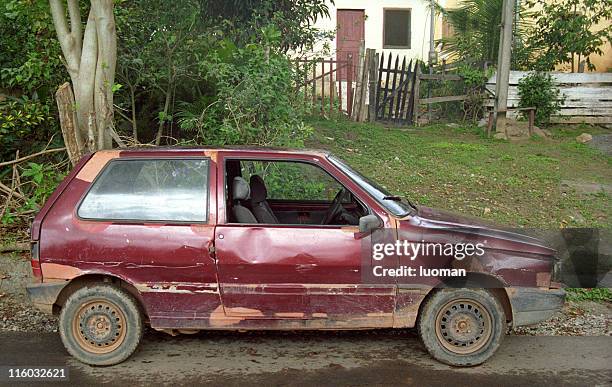 auto muss repariert werden. - dirty car stock-fotos und bilder