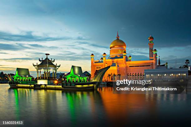 beautiful lighted omar ali saifuddien mosque, brunei. - bandar seri begawan foto e immagini stock