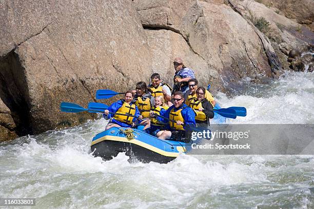 wildwasser-rafting-möglichkeiten in colorado - rafting stock-fotos und bilder