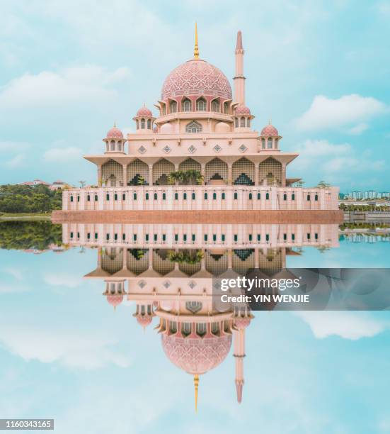 pink mosque in bocheng, kuala lumpur - putrajaya imagens e fotografias de stock