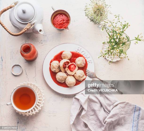 sweet dumplings stuffed with strawberries - cultura ceca foto e immagini stock