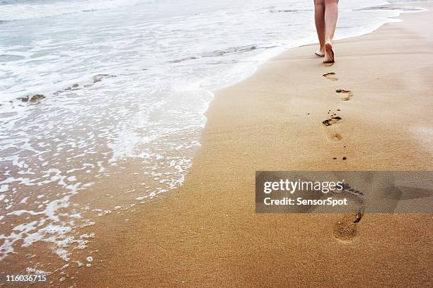 marcher sur le sable - empreinte de pas photos et images de collection