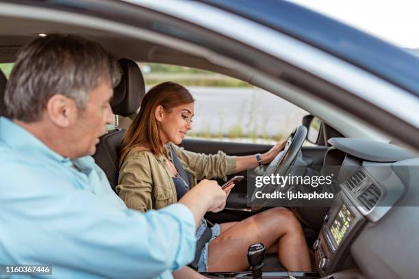 jong meisje is sms'en, terwijl vader wordt steeds boos - father in law stockfoto's en -beelden