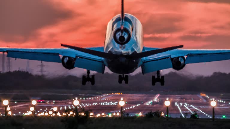 https://media.gettyimages.com/id/1160367977/video/landing-cargo-airplane.jpg?b=1&s=640x640&k=20&c=ecepFhrMptRaJuU0KCAHRp4DUpAzeZWWYuXxlvInTBU=