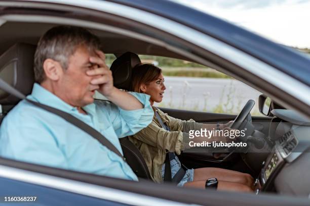vater und tochter im auto reagieren auf einen crash - learner driver stock-fotos und bilder