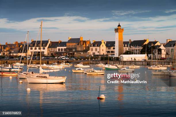 derniers rayons du soleil dans le port de roscoff - roscoff stock pictures, royalty-free photos & images