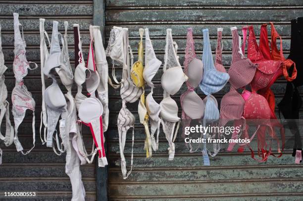 second hand bras on sale ( morocco) - corpiño fotografías e imágenes de stock