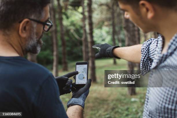volunteers cleaning park - borracha material imagens e fotografias de stock