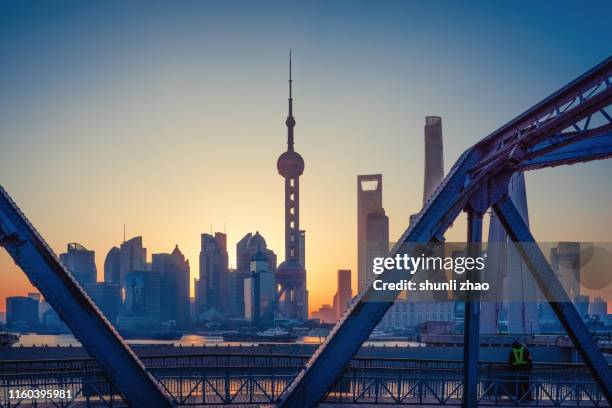 shanghai in the morning - torre oriental pearl imagens e fotografias de stock