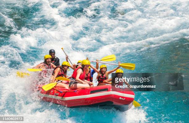 gruppo di persone rafting - rafting sulle rapide foto e immagini stock