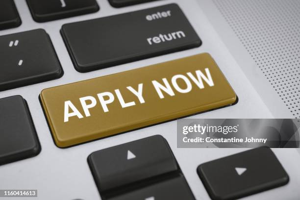 apply now on computer keyboard keys - applying stockfoto's en -beelden