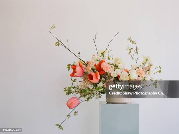 mid century modern floral centerpiece for wedding - centre piece stock pictures, royalty-free photos & images