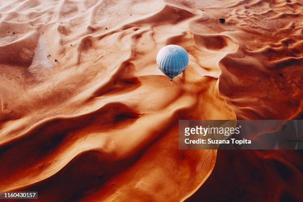 velvety desert - dubai desert stock-fotos und bilder
