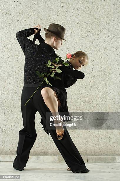 coppia di danza - tango dancers foto e immagini stock