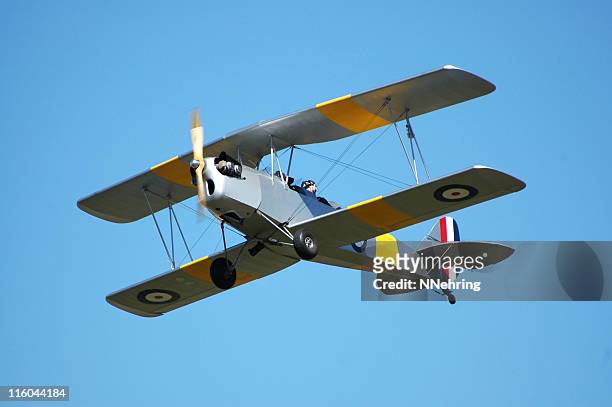avião biplano r80 tiger mariposa voando no céu azul límpido - avião biplano - fotografias e filmes do acervo