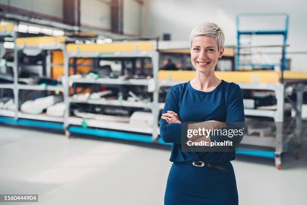 manager in de vliegtuigfabriek - aviation worker stockfoto's en -beelden