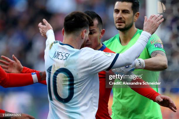 Gary Medel of Chile argues with Lionel Messi of Argentina during the Copa America Brazil 2019 Third Place match between Argentina and Chile at Arena...